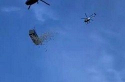 直升机空投美元奇观，现场情况如何？有何目的？