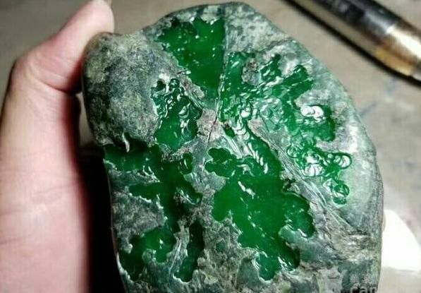 翡翠玉石和翡翠的区别 100亿元帝王绿翡翠原石