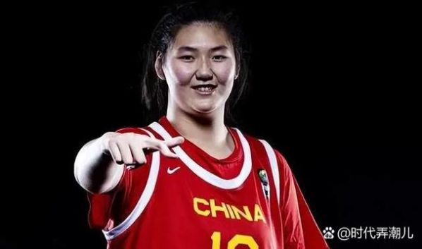 2米26张子宇让篮球规则失效!波黑主帅绝望:根本防不住!